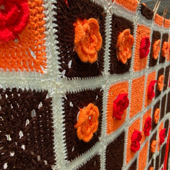 Vintage 70's Crochet Granny Square Afghan Raised 3D flower design Large Size - Picture 4 of 11